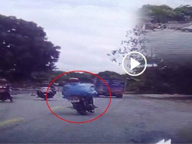 Clip: Phóng xe đánh võng va phải xe máy chạy ngược chiều, lái xe máy gặp nạn kinh hoàng