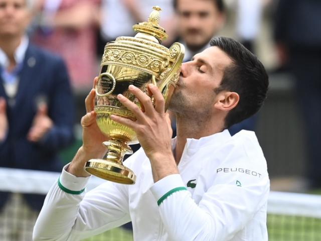 Djokovic vô địch Wimbledon vẫn tức fan, Federer chia vui kình địch (Tennis 24/7)