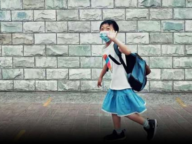 Hình ảnh cậu bé mặc váy đến trường gây tranh cãi trên mạng