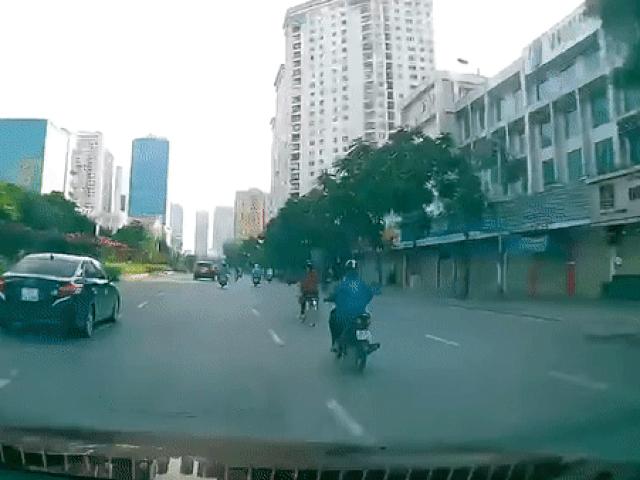 Va chạm xe đạp, xe máy ngã lăn ra đường