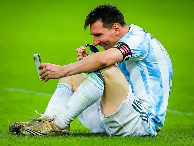 Messi dùng chiếc iPhone này để gọi điện cho vợ khoe huy chương vô địch Copa America